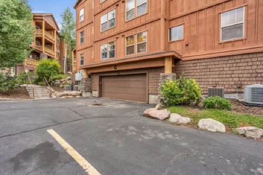 Stunning Mountain Views and Cozy Fireplace - Idyllic Retreat