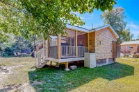Studio cottage close to beach & golf with outdoor pool, firepit, & basketball Hotels in Kennebunk
