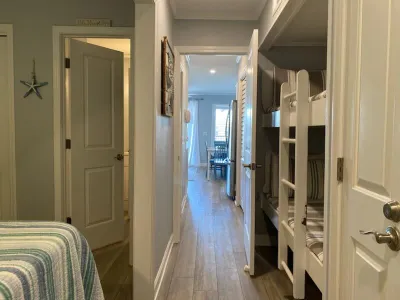 Cozy Villa with Kitchenette and Balcony - Charming Ocean View Retreat Hoteles cerca del Aeropuerto Hilton Head
