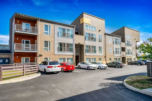 Lovely Balcony and Community Pool with Hot Tub - Charming Escape Hotels in Grandview Heights