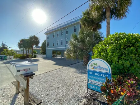 Access to Heated Swimming Pool and Sun Deck - Elegant Coastal Oasis Отели рядом с достопримечательностью «Alvin's Island - Holmes Beach #753»