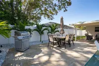 Heated Saltwater Pool and Hot Tub - Stunning Coastal Escape