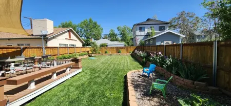 Spacious and Historic 4-bedroom House, Steps from Olde Town Arvada Отели рядом с достопримечательностью «Парк Хоскинсон»