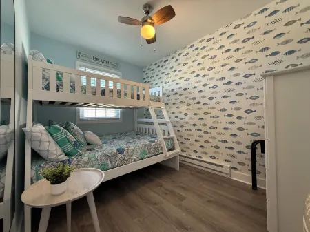 Cozy Poolside Hideaway 2 Blocks to Beach - 4 Beach Badges + Linens & Towels