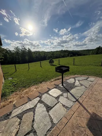 Clara's Cabin Отели рядом с достопримечательностью «Нью Ривер трейл Стейт Парк, Клиффвью Аксесс»