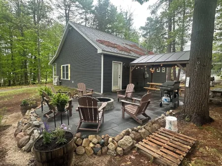 House at Sunshine- Long Lake, 5 Min Walk to Causeway