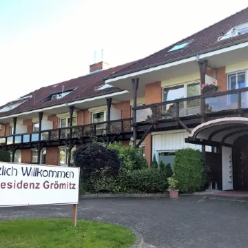 Spacious beach apartment in a quiet location with pool and sauna