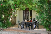 Maisonnette in wooded park pétanque court, children's games BBQ near beaches