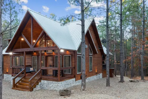Cozy Cabin Retreat - Hot Tub, Arcade, Fire Pit
