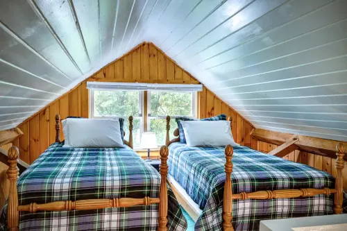 Creek Front Cabin with Hot Tub and Mountain Views - Stunning Retreat Hotels in Roan Mountain