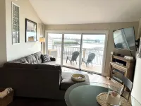 Relaxing 2-bed, 2 bath. River view with dock. Walk to Jet express!