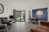 No1 Highpoint -Luxury 2 bed Sea view Apartment with onsite indoor swimming pool