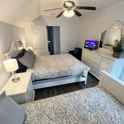 MRV13S, 2-bedroom cottage, 2 Blocks to the Beach! Free WIFI, Free Parking Rooms