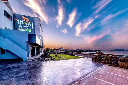 Seogwipo Gaetkeusi Pension Отели рядом с достопримечательностью «The Venice Land»