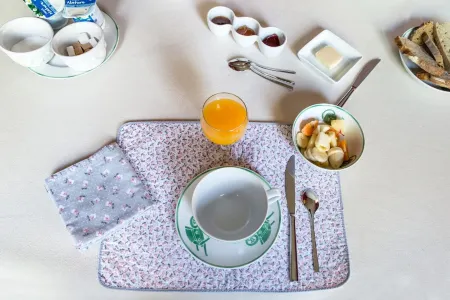 Les Glycines Отели рядом с достопримечательностью «IESEG School Of Management»