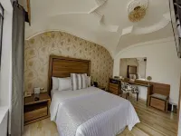 بارال 14 بوتيك هوتل Hotels near بلازا كونديسا