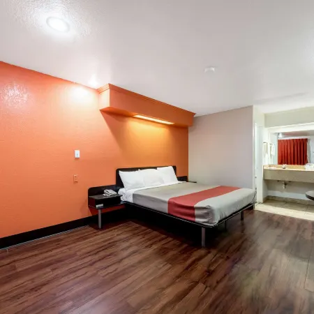 Motel 6 San Antonio, TX - Splashtown Отели рядом с достопримечательностью «AT&T Центр»
