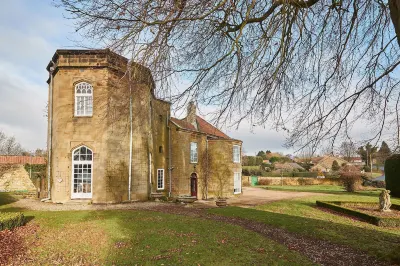 Host Stay Silton Hall Hotels near Captain Cook Schoolroom Museum