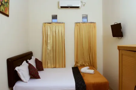 Unique Guesthouse Отели в г. Andir