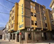 Hostal Tarrés Hotel dekat Magma - Centro Termal