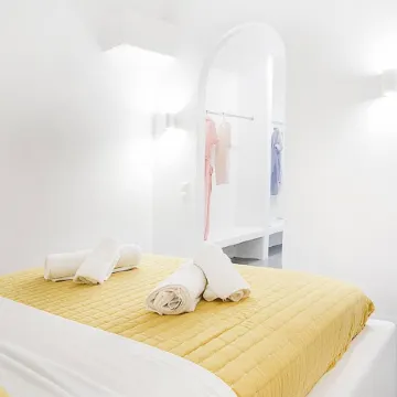 Christos Suite with Outdoor Hot Tub and Sea View