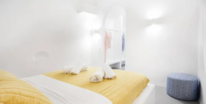 Christos Suite with Outdoor Hot Tub and Sea View