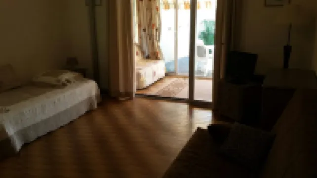 SAINTE-MAXIME - Accommodation with garden and veranda in swimming pool, tennis area