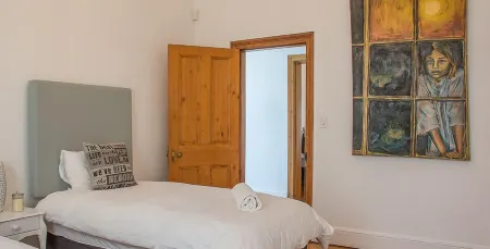 Oceanfront Penthouse Отели рядом с достопримечательностью «Pollsmoor Prison»