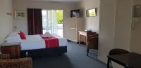 Commodore Motor Lodge Hotels near Annie's Country Quilt Store