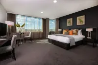 Springfield Lakes Boutique Hotel Hotels near Union Institute of Language