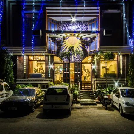 The Suncourt Hotel Yatri Отели рядом с достопримечательностью «Карол-Бах»