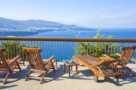 Hotel Mega Mare Отели рядом со станцией Seiano