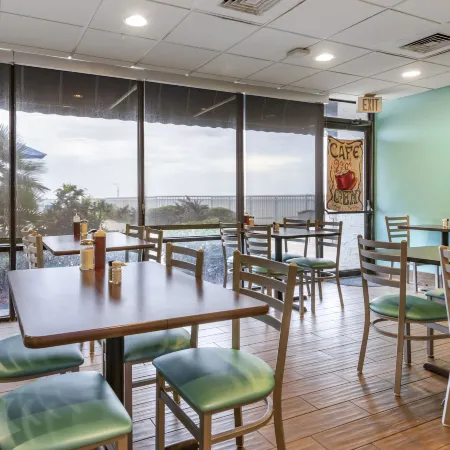 Tropical Winds Resort Hotel Отели рядом с достопримечательностью «Выставочный и конгресс-центр Ocean Center»