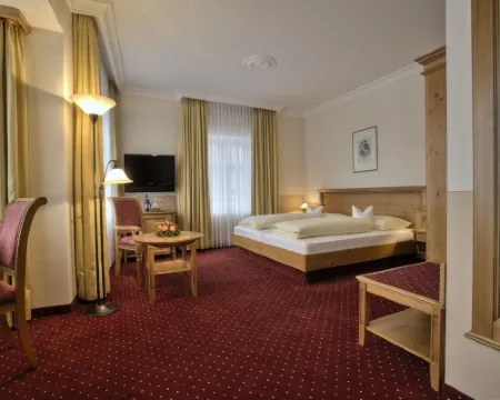 ホテル ツム エアディンガー ワイスブロイ エルディングのホテル