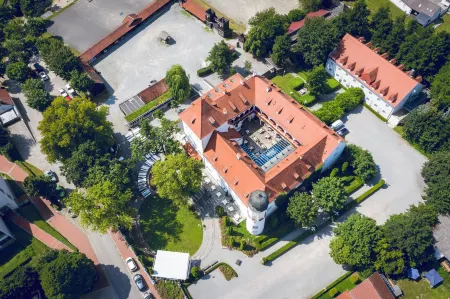 Schlosshotel Neufahrn Отели в г. Greilsberg