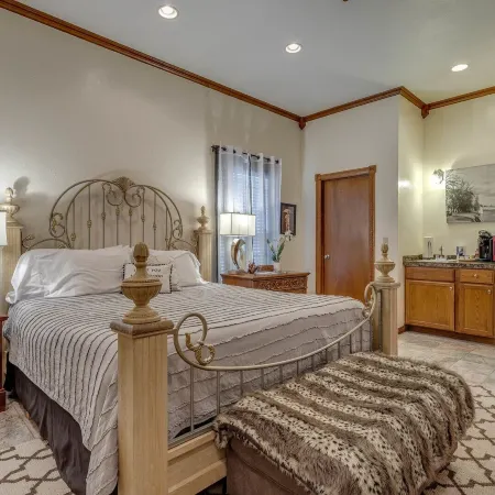 The Whispering Pines Inn Bed & Breakfast