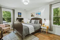 Lake Daze by AvantStay Lakefront w Modern Interior Enclosed Porch Hot Tub Hotels in Coolbaugh Township