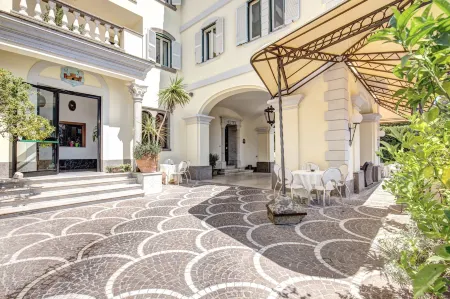 Hotel Castel Vecchio Отели рядом с достопримечательностью «Ponte di Ariccia»