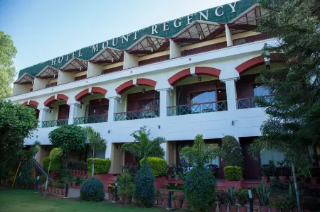 Hotel Mount Regency Отели рядом с достопримечательностью «Делвара Темпл»