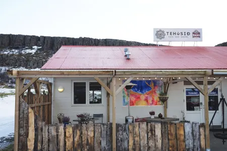 Tehúsið Hostel Отели в г. Эджилсстадир