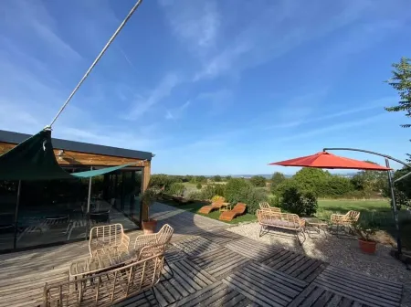 Les Caselles, Gîte et Chambre d'hôtes Отели в г. Сен-Виктор-Э-Мельвьё