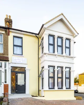 Wellesley Hotel Hotels near Gurdwara Karamsar Ilford