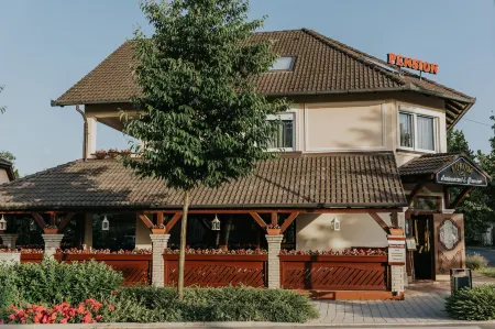 Korona Pension and Restaurant Отели рядом с достопримечательностью «Термальное озеро Хевиз»