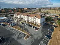 Microtel Inn & Suites by Wyndham Greenville/University Med - parking