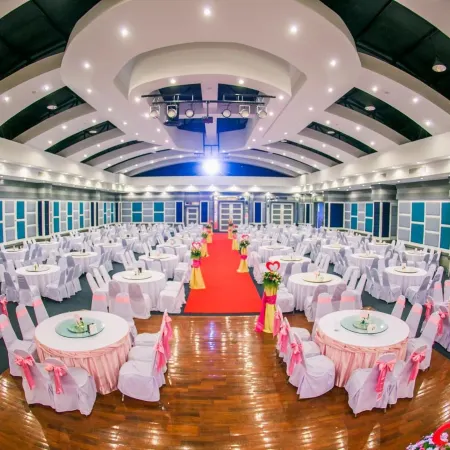 Raya Grand Hotel Отели рядом с достопримечательностью «Школа Ратчасима-Виттхаялай»