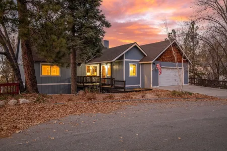 Blue Spruce by Avantstay Cozy Home w/ Dual Decks Отели рядом с достопримечательностью «Church of the Woods»