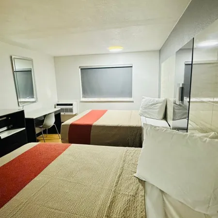 Evergreen Inn & Suites Portland