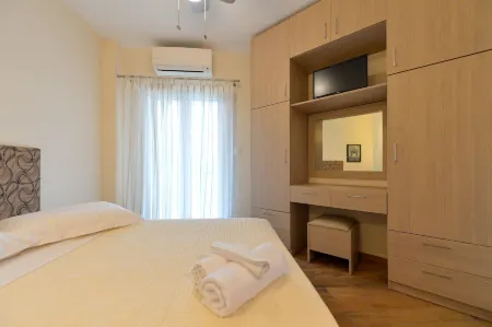 Avia Blue Maisonette - Steps From the Sea