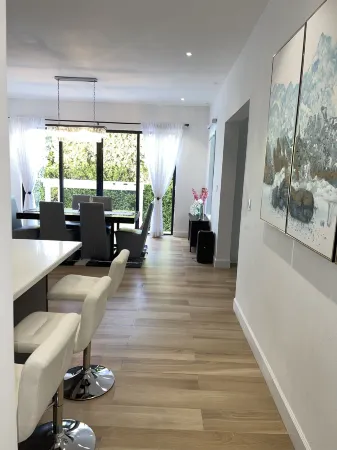 The White House TCI Guest House Отели в г. Венешиан Роуд Сетлемент