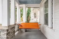 Cozy Cape Cod Bungalow King Queen WD Full Kitchen Wifi Desk Hotels in York